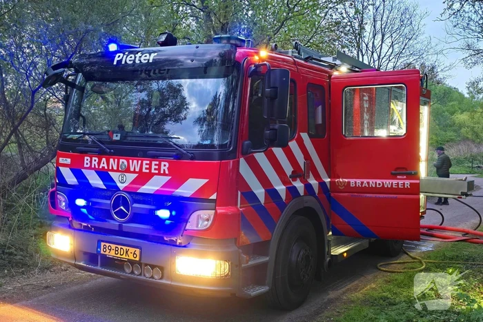 Brandweer blust brand in park