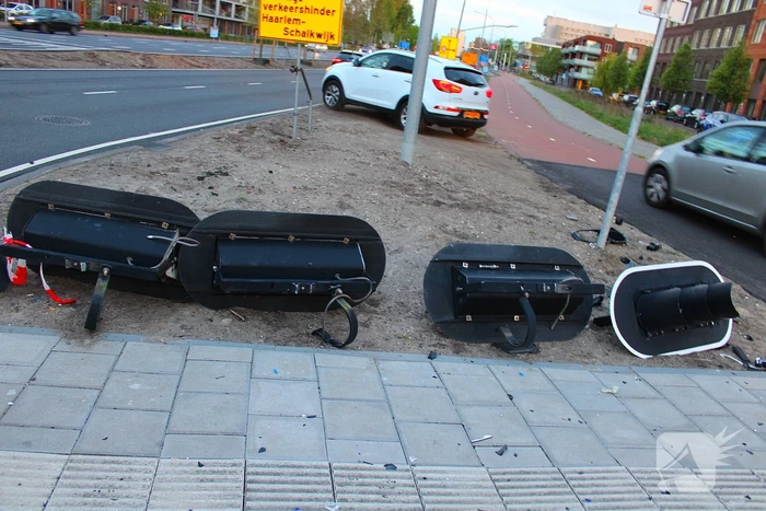 Automobilist rijdt op hoge snelheid verkeerslichten omver
