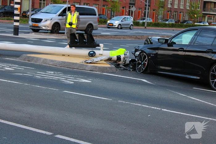 Automobilist rijdt op hoge snelheid verkeerslichten omver