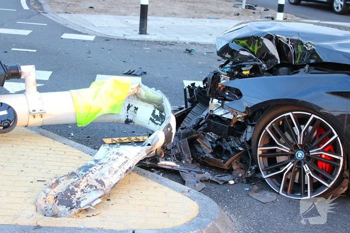Automobilist rijdt op hoge snelheid verkeerslichten omver