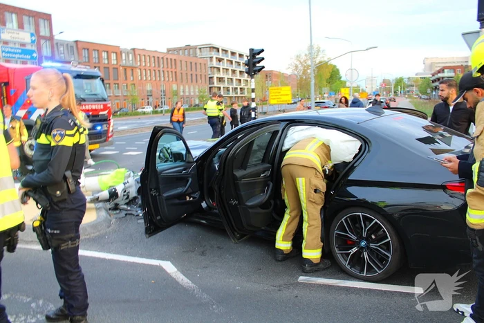 Automobilist rijdt op hoge snelheid verkeerslichten omver