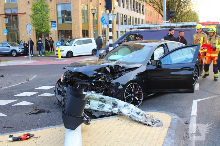 Automobilist rijdt op hoge snelheid verkeerslichten omver
