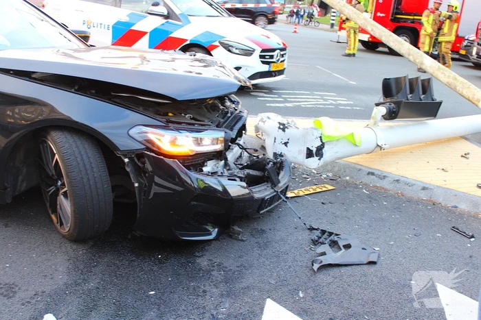 Automobilist rijdt op hoge snelheid verkeerslichten omver