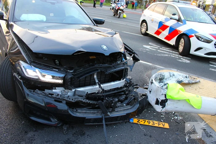 Automobilist rijdt op hoge snelheid verkeerslichten omver