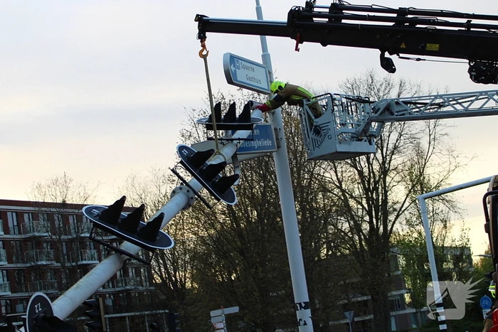 Automobilist rijdt op hoge snelheid verkeerslichten omver