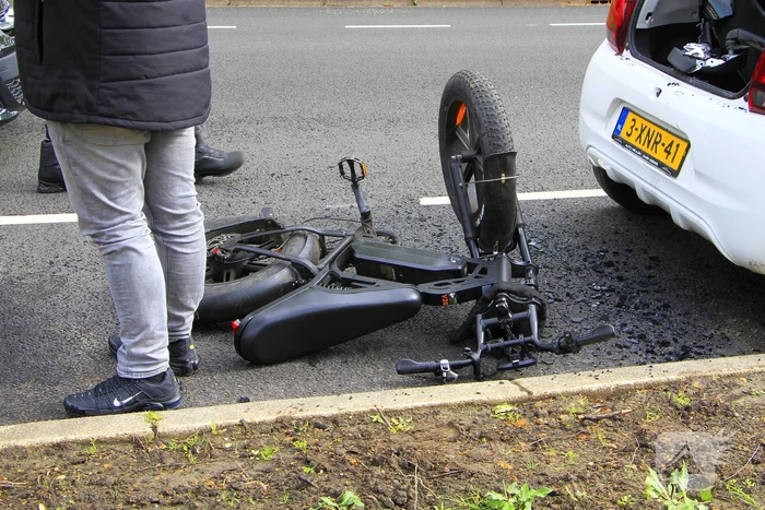 Fatbiker klapt achterop auto