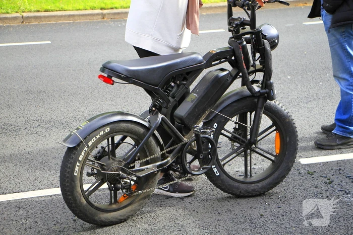 Fatbiker klapt achterop auto