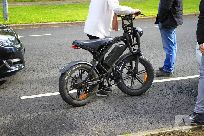Fatbiker klapt achterop auto