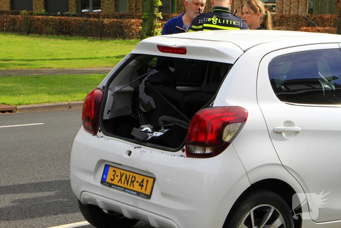 Fatbiker klapt achterop auto