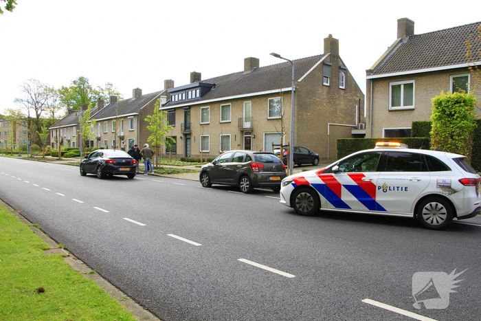 Fatbiker klapt achterop auto