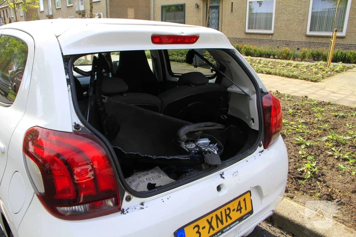 Fatbiker klapt achterop auto