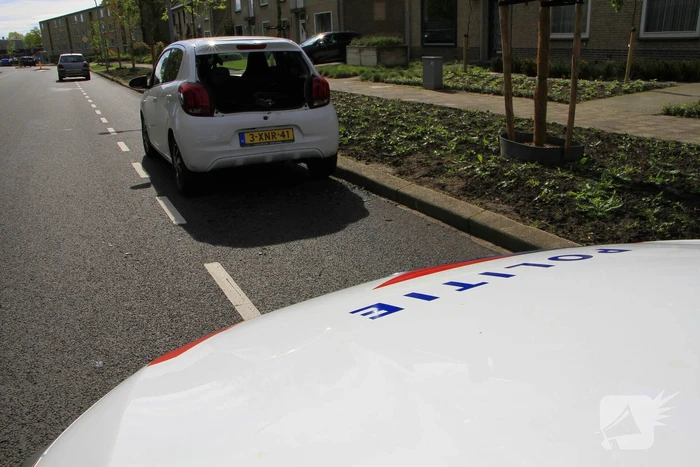 Fatbiker klapt achterop auto
