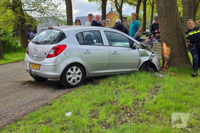 Automobilist knalt op boom