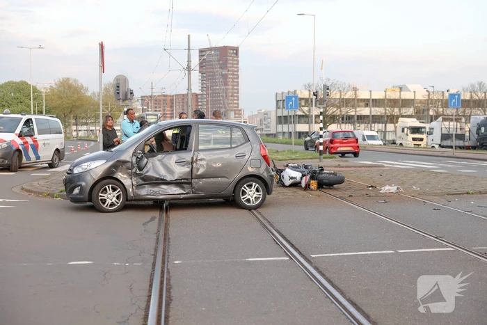 Motorrijder gewond bij botsing met auto