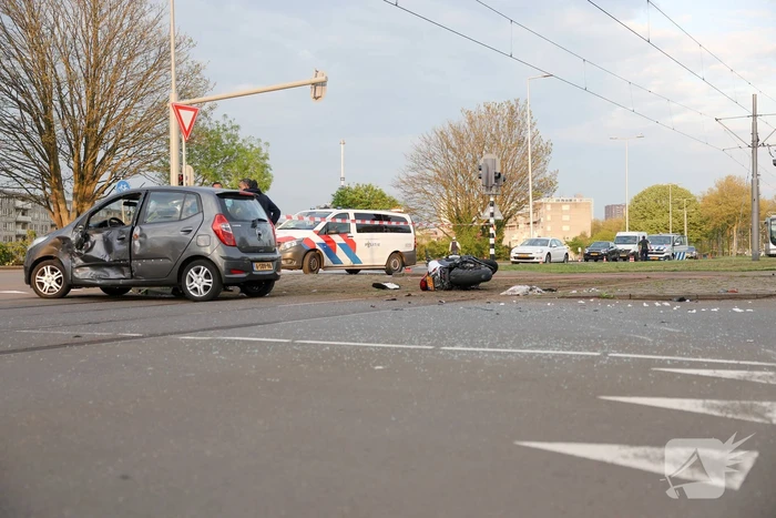 Motorrijder gewond bij botsing met auto