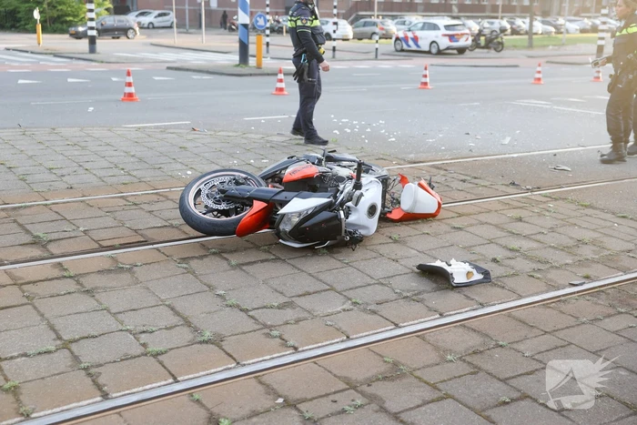 Motorrijder gewond bij botsing met auto