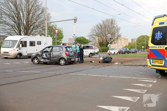 Motorrijder gewond bij botsing met auto