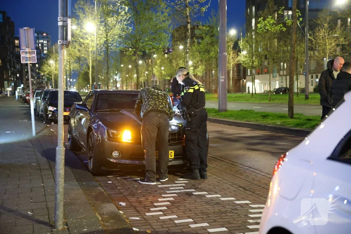 Maaltijdbezorger klapt tegen auto en komt ten val