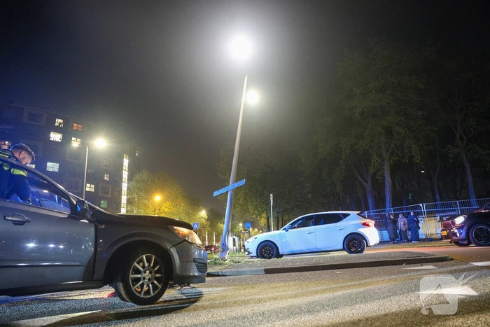 Dronken automobilist aangehouden na botsing tegen lantaarnpaal