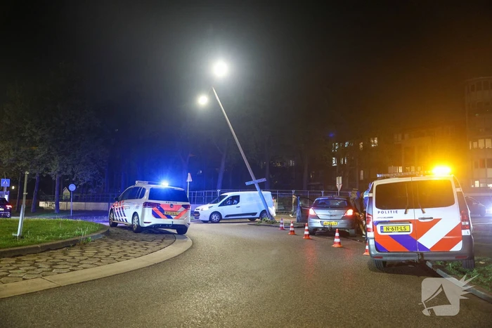 Dronken automobilist aangehouden na botsing tegen lantaarnpaal
