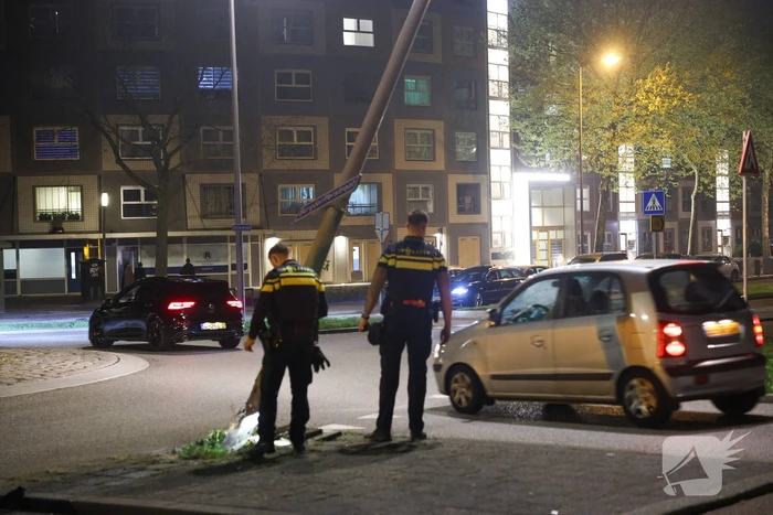Dronken automobilist aangehouden na botsing tegen lantaarnpaal