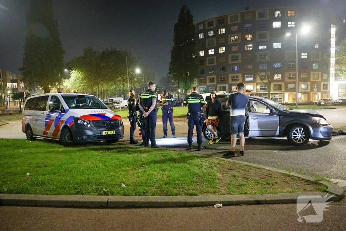Dronken automobilist aangehouden na botsing tegen lantaarnpaal