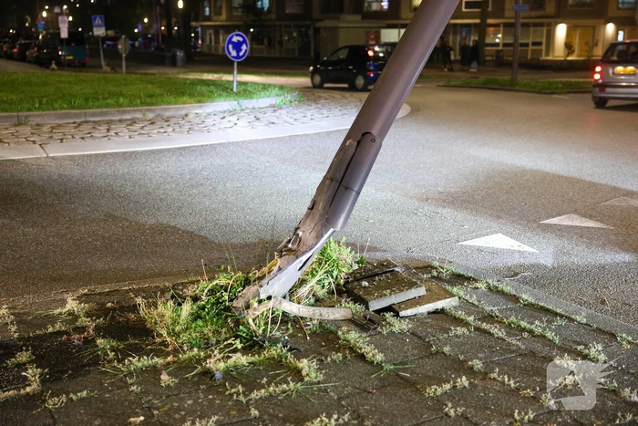 Dronken automobilist aangehouden na botsing tegen lantaarnpaal