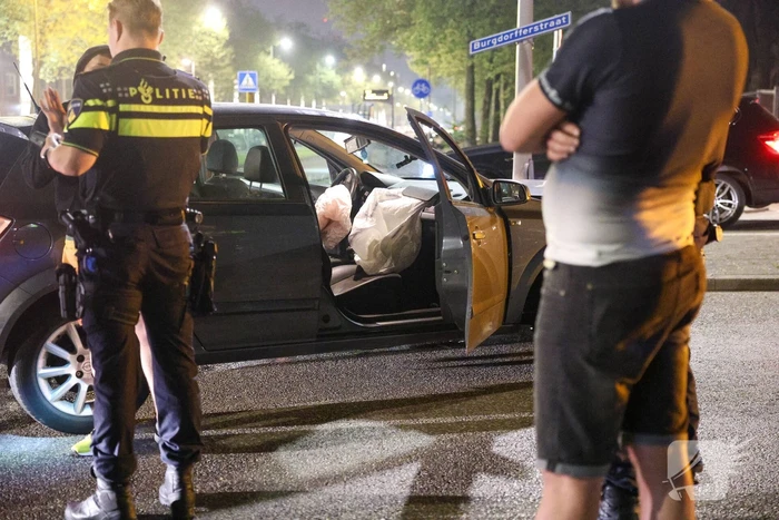 Dronken automobilist aangehouden na botsing tegen lantaarnpaal