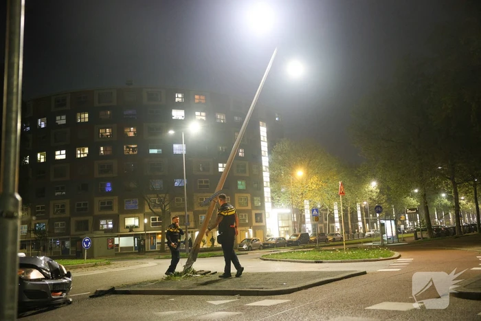 Dronken automobilist aangehouden na botsing tegen lantaarnpaal