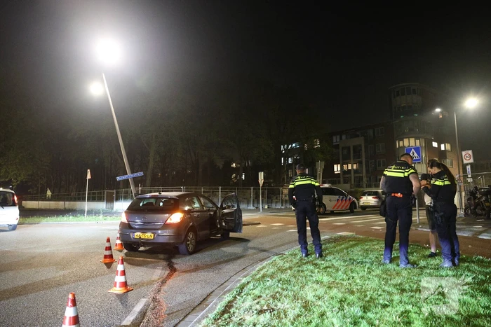 Dronken automobilist aangehouden na botsing tegen lantaarnpaal