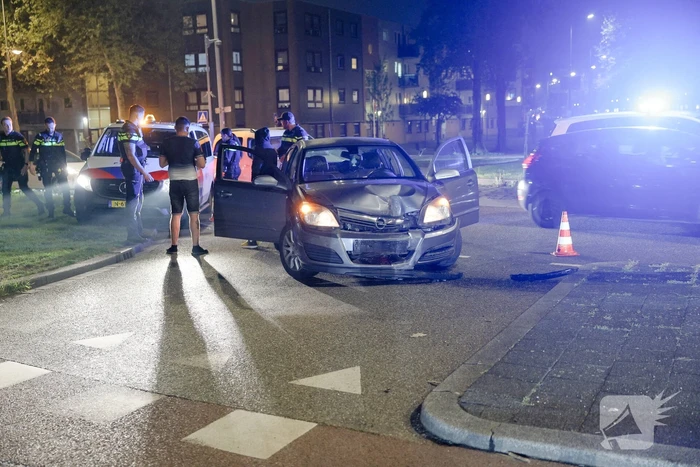 Dronken automobilist aangehouden na botsing tegen lantaarnpaal