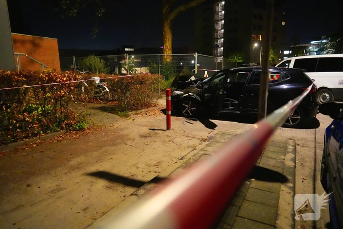 Auto zwaar beschadigd door explosief