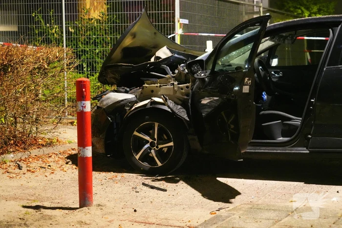 Auto zwaar beschadigd door explosief
