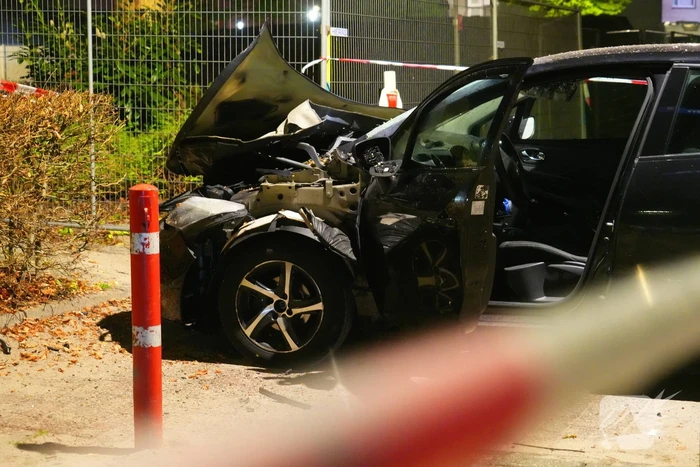 Auto zwaar beschadigd door explosief