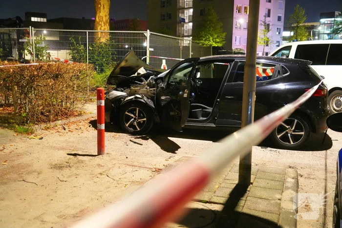 Auto zwaar beschadigd door explosief