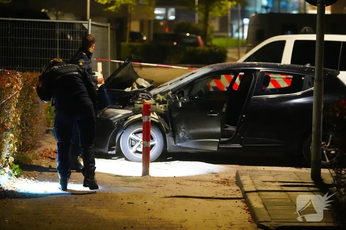 Auto zwaar beschadigd door explosief