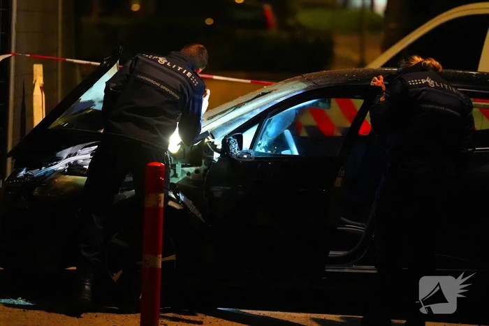Auto zwaar beschadigd door explosief
