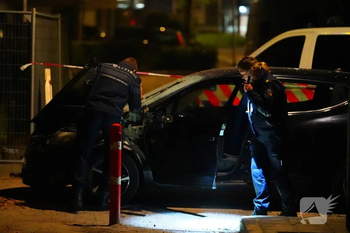 Auto zwaar beschadigd door explosief