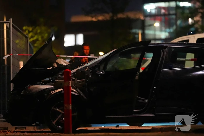 Auto zwaar beschadigd door explosief