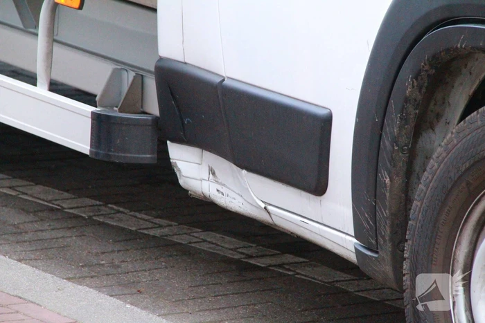 Scooterrijder botst tegen bestelbus