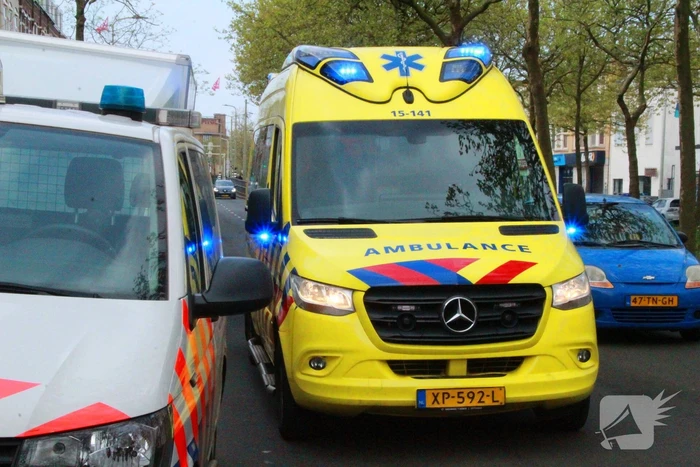 Scooterrijder botst tegen bestelbus
