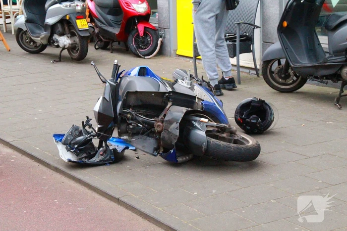 Scooterrijder botst tegen bestelbus
