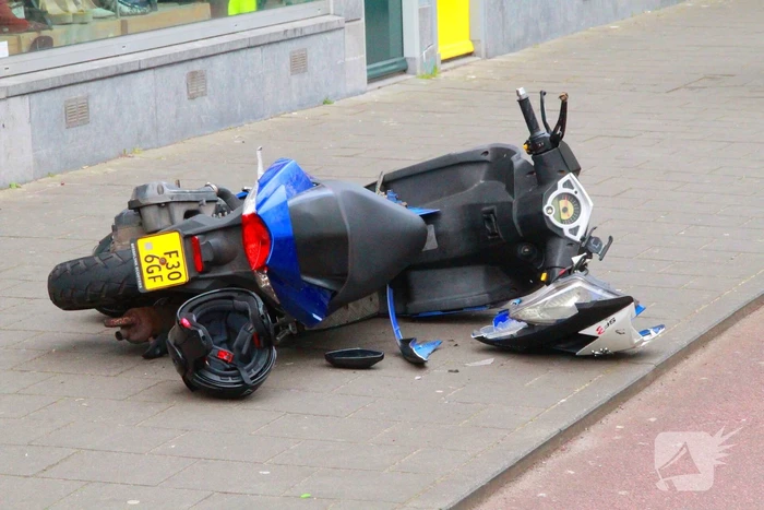 Scooterrijder botst tegen bestelbus