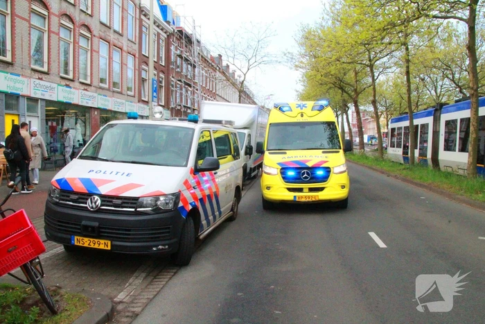 Scooterrijder botst tegen bestelbus