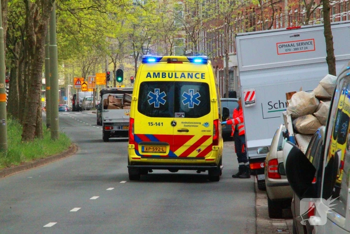 Scooterrijder botst tegen bestelbus