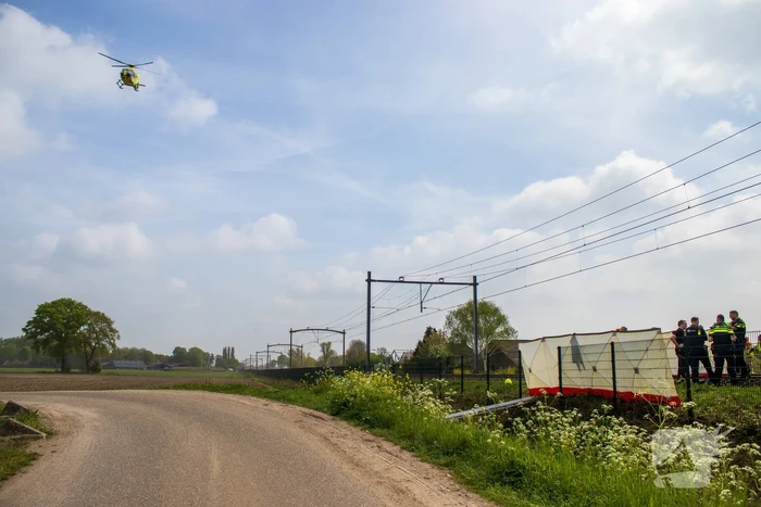 Trein sleept auto honderden meters mee over spoor, bestuurder overleden