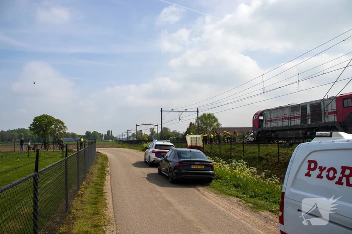 Trein sleept auto honderden meters mee over spoor, bestuurder overleden