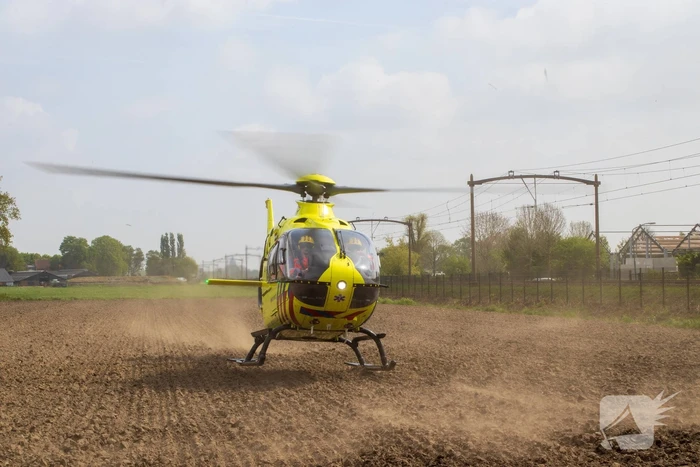Trein sleept auto honderden meters mee over spoor, bestuurder overleden