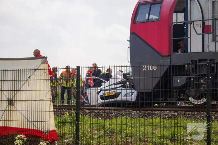 Trein sleept auto honderden meters mee over spoor, bestuurder overleden