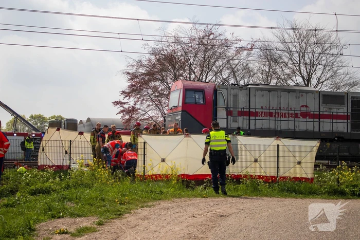 Trein sleept auto honderden meters mee over spoor, bestuurder overleden